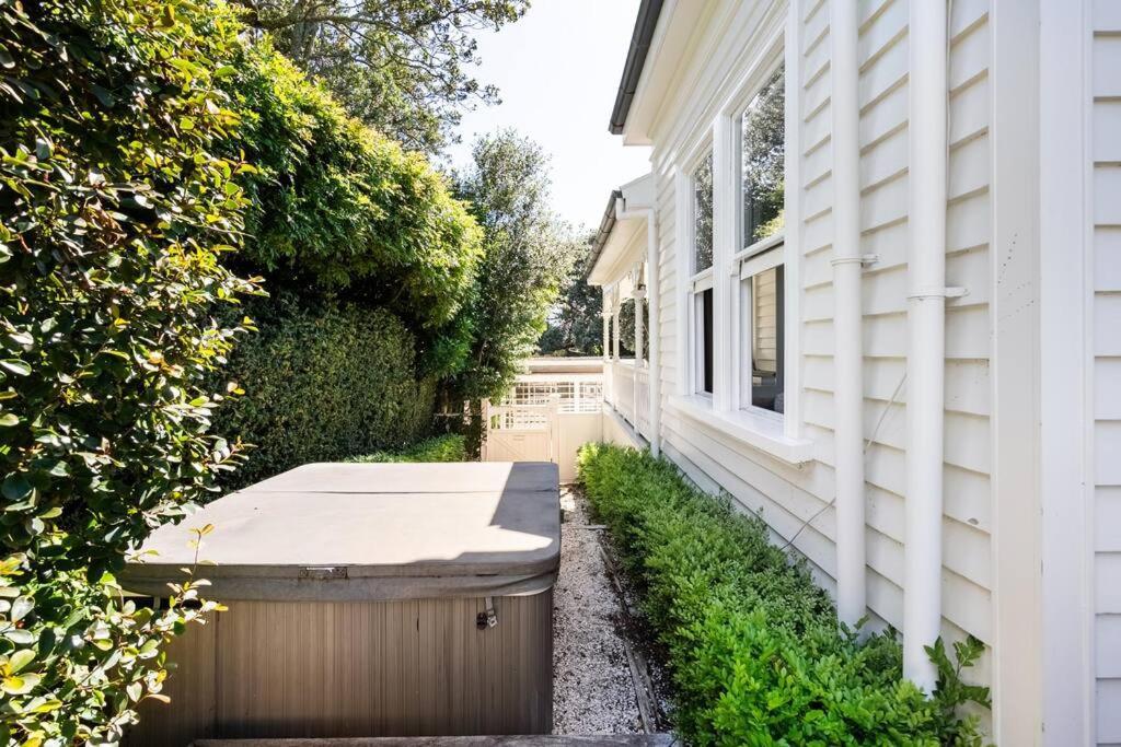 Lovely Beachside Villa In Cheltenham Auckland Exterior photo